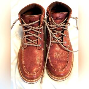 Men’s brown leather Bass mid boot.